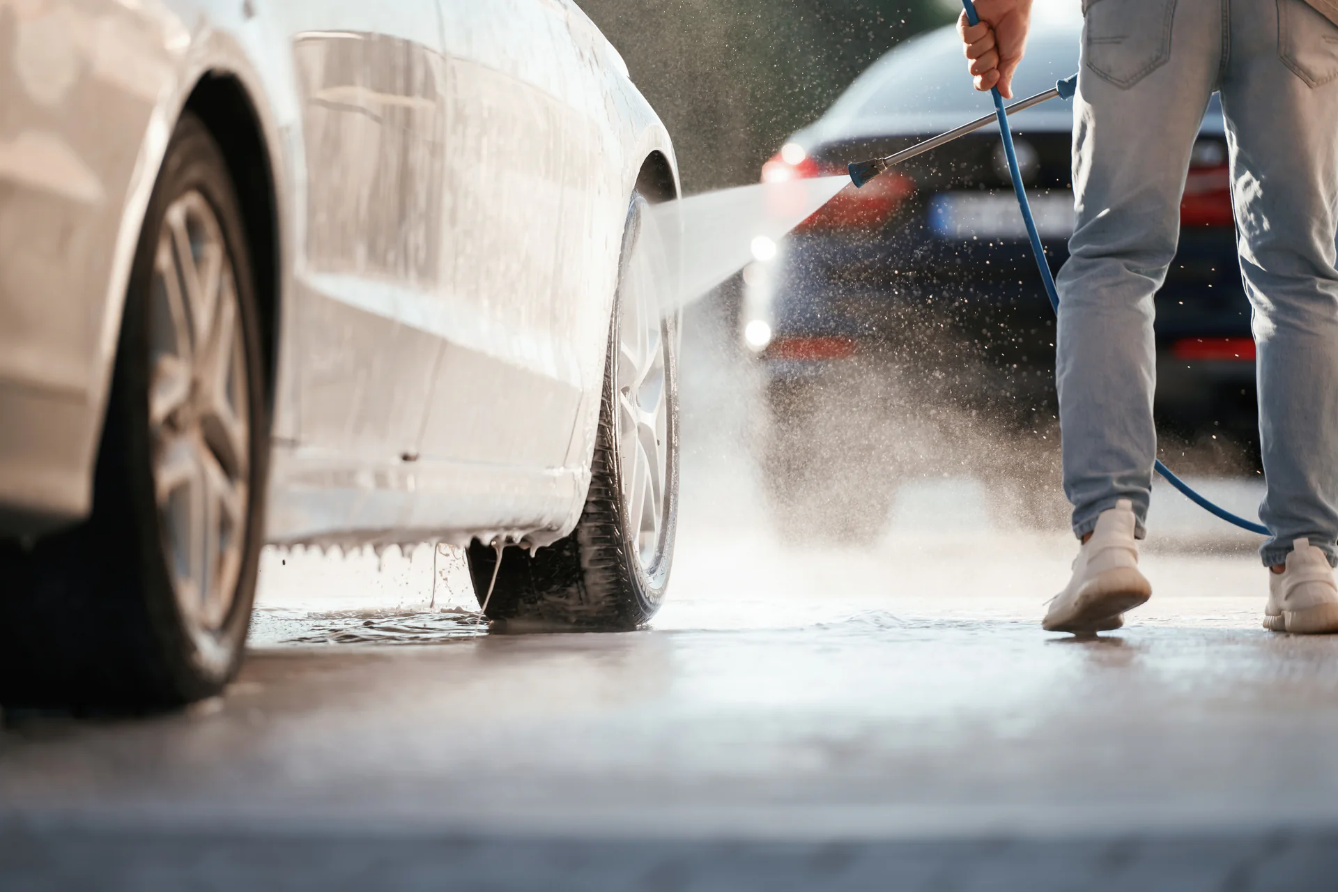 Mag je je auto wassen op straat? Dit zeggen de regels
