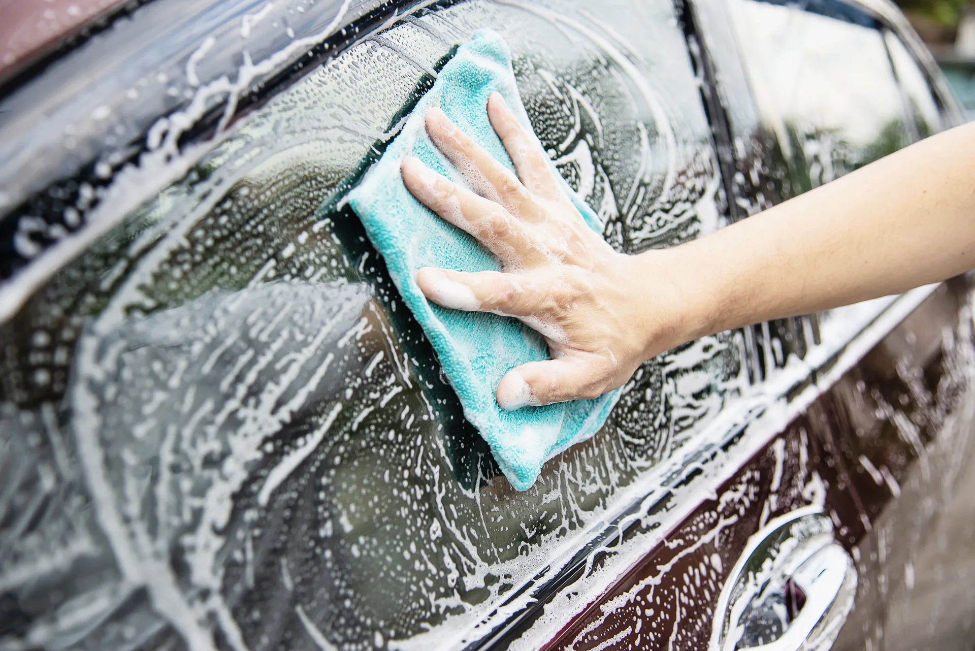 Auto polijsten: zelf doen of laten doen, en wat kost het?