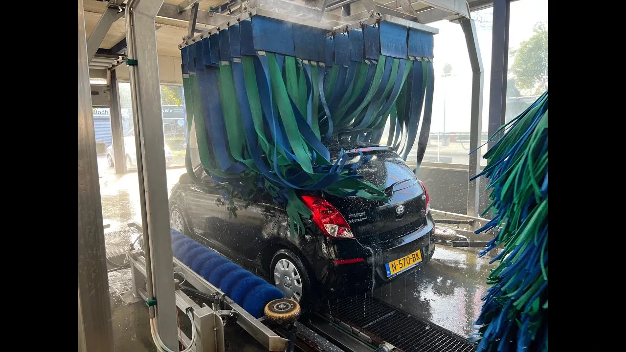 Auto tussen textielen wasdoeken in een wasstraat