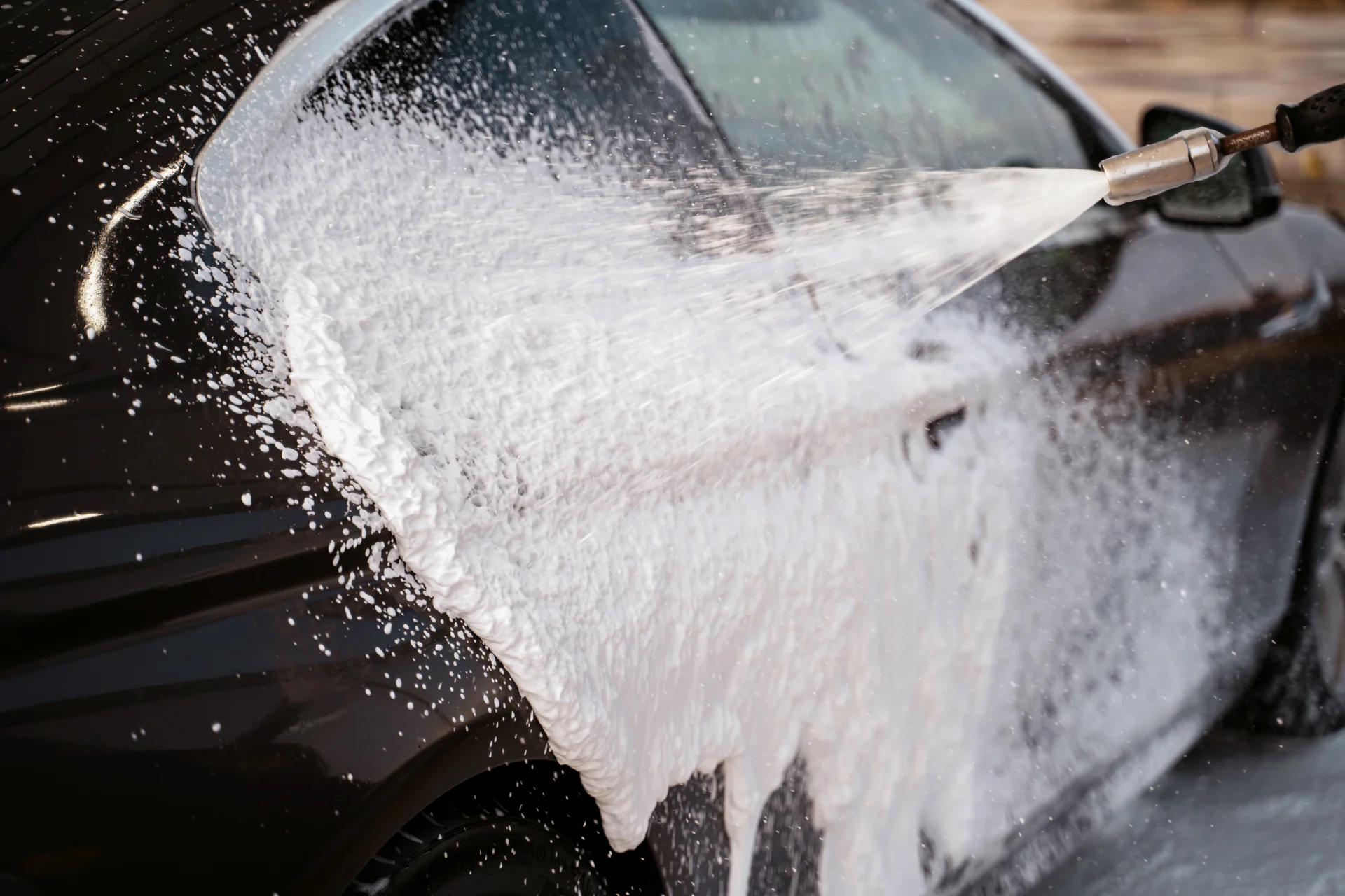 Saharazand van je auto wassen: hoe doe je dat zonder krassen?