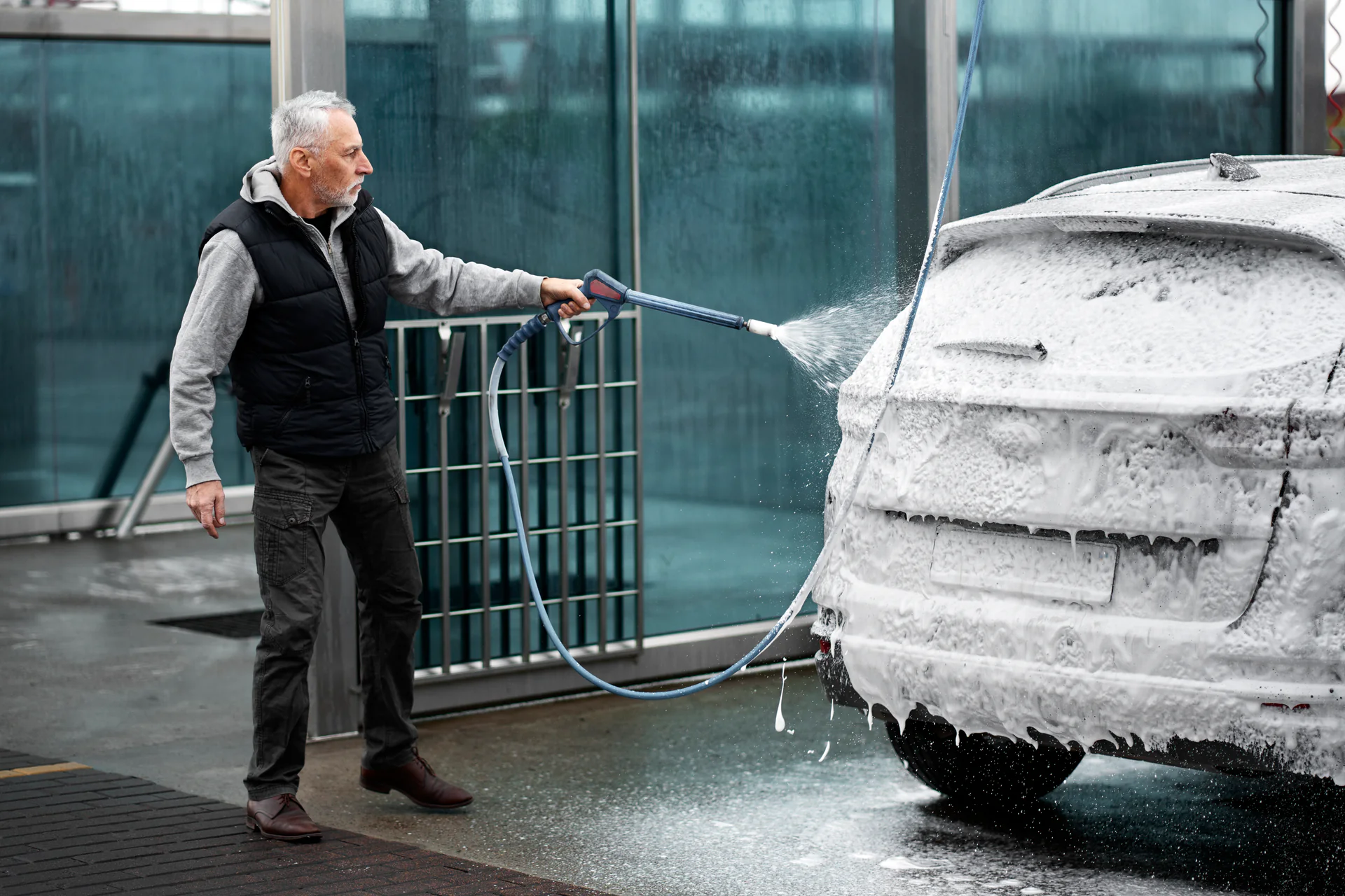 Auto wassen in de winter: strooizout, vorst en de onderbodem
