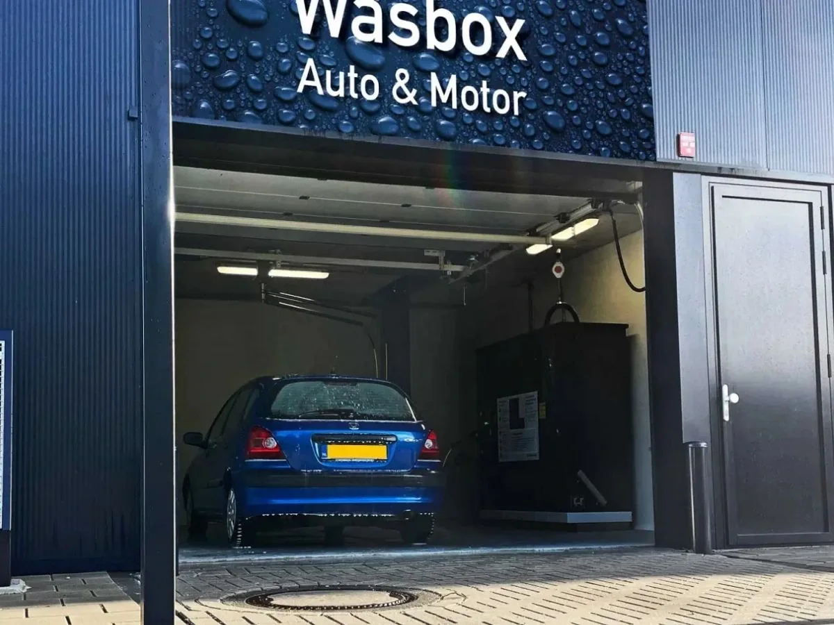Wasbox voor auto en motor met een auto erin