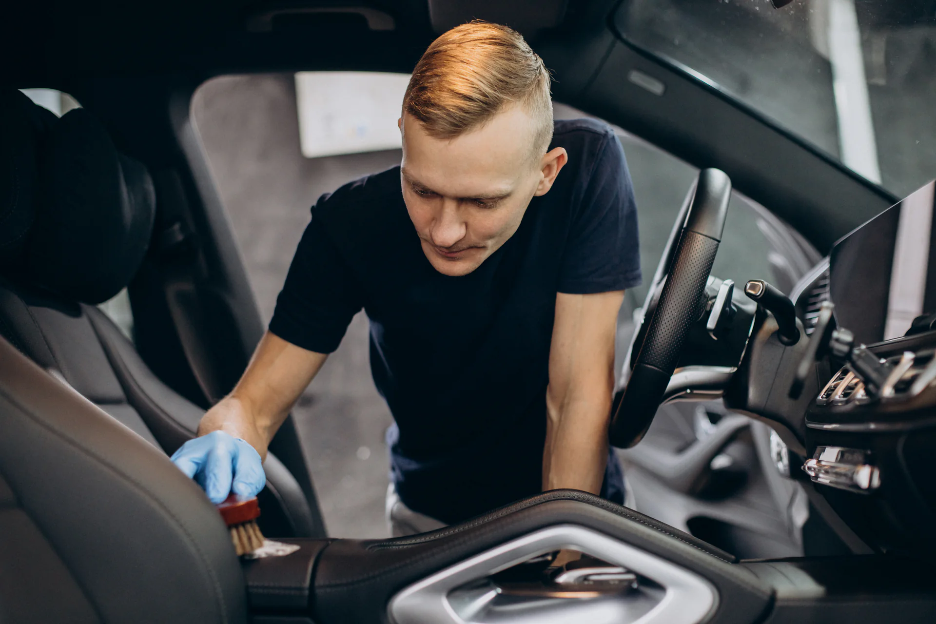 Auto interieur reinigen: stappenplan van boven naar beneden