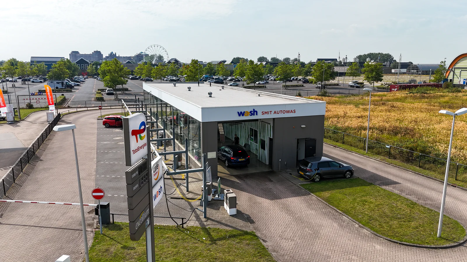 Luchtbeeld van het wasgebouw van Smit Autowas – Smit Autowas Batavia, Lelystad
