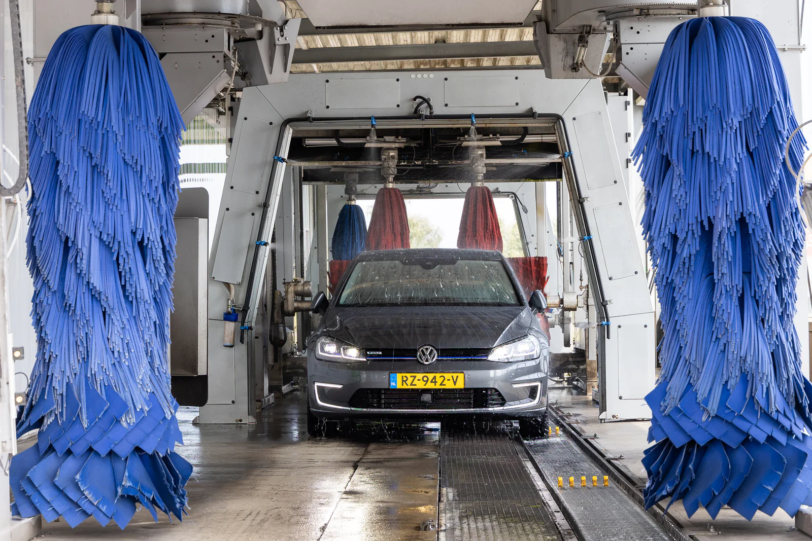 Auto tussen de borstels in de wasstraat van Smit Autowas – Smit Autowas Batavia, Lelystad