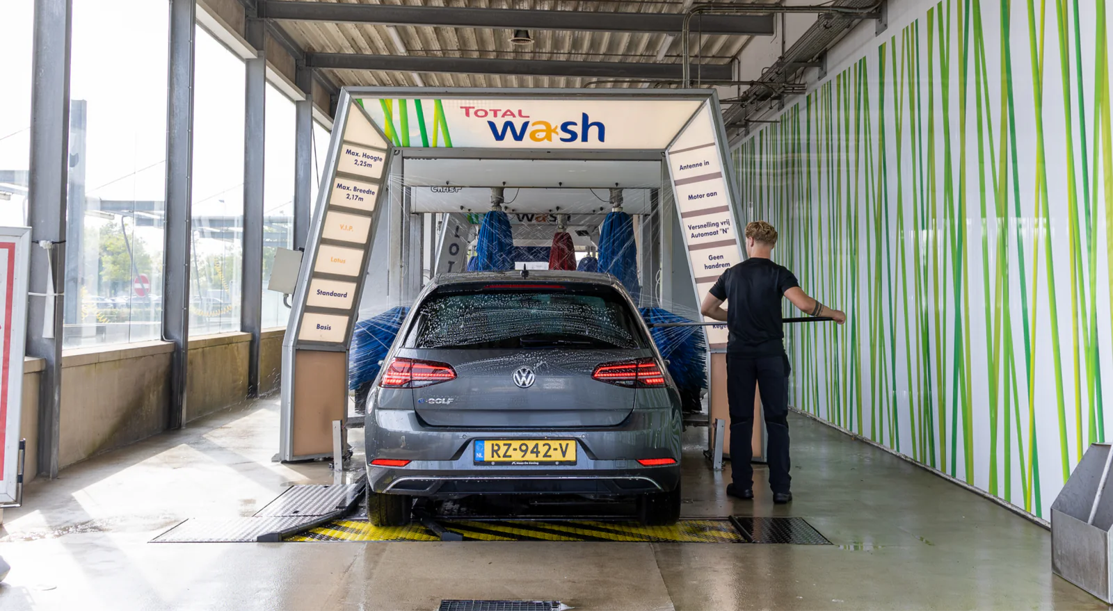 Handmatige voorwas bij de ingang van Smit Autowas – Smit Autowas Batavia, Lelystad