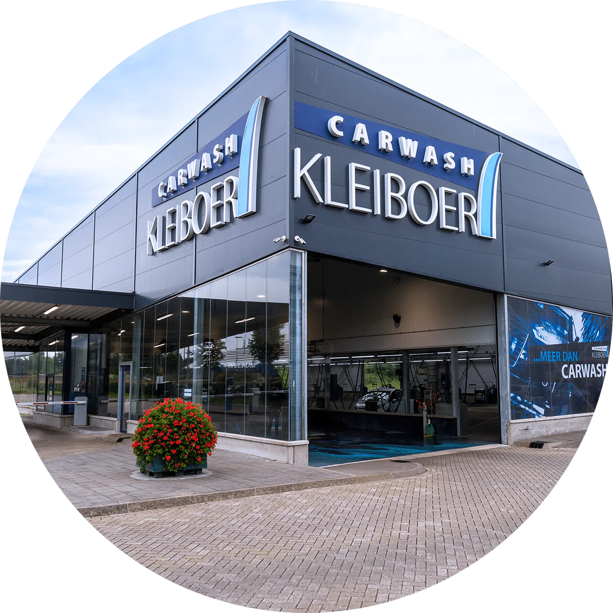 Gevel van Kleiboer Woonboulevard in eigen ronde websitefoto – Carwash Kleiboer Woonboulevard, Apeldoorn