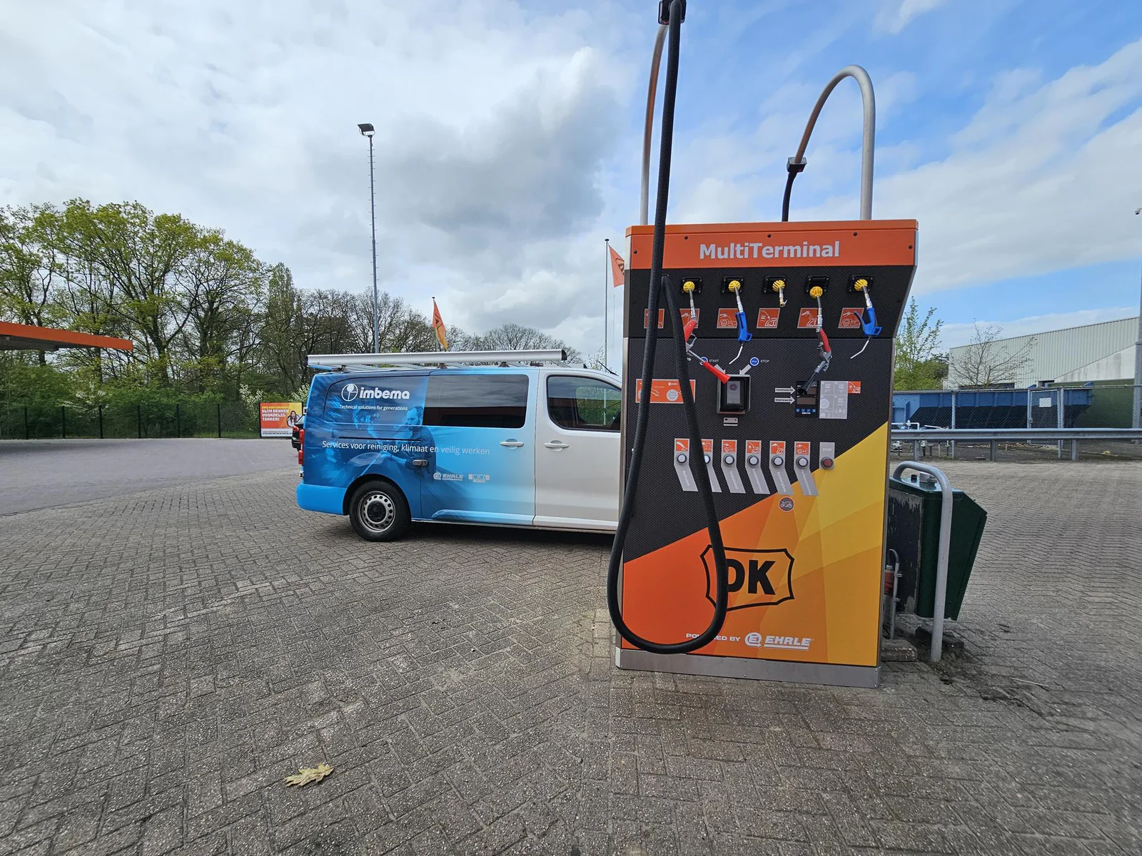 De MultiTerminal en de wasdeuren op het achterterrein van DK Tankstop – DK Tankstop Oss, Oss