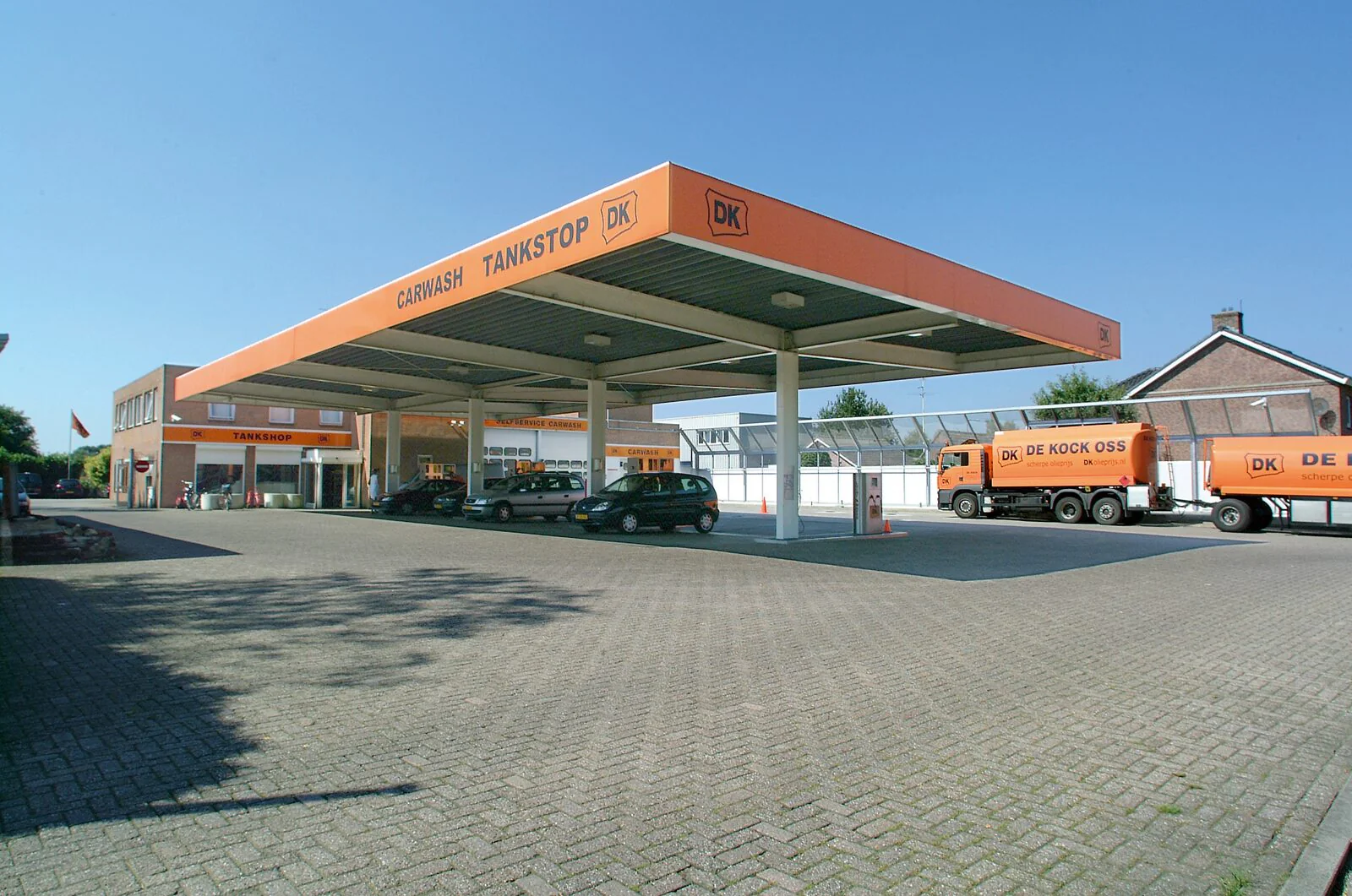 Historisch overzicht van DK Tankstop met de wasdeuren naast de shop – DK Tankstop Oss, Oss