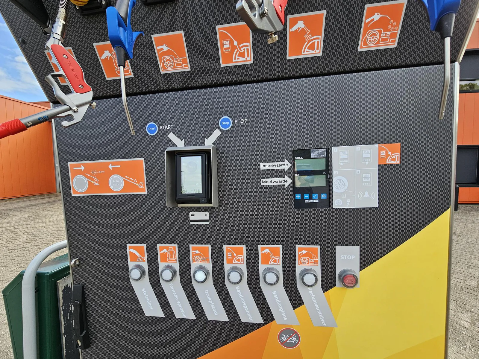 Bedieningspanelen van de MultiTerminal in Oss – DK Tankstop Oss, Oss