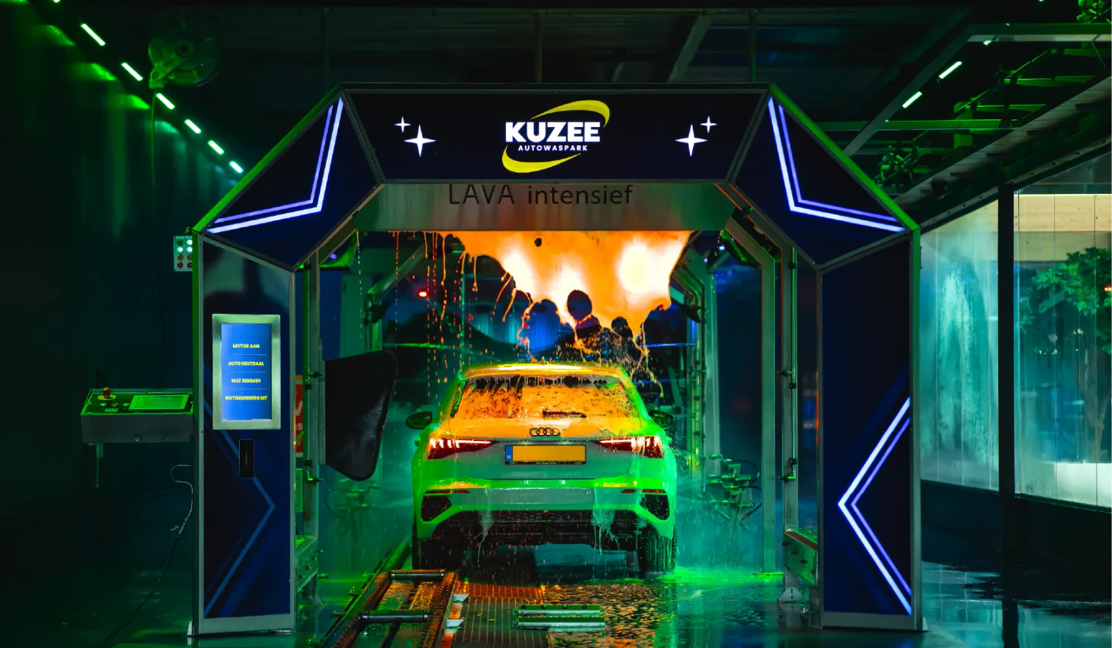 Autowaspark Kuzee Goes, wasstraat in Goes