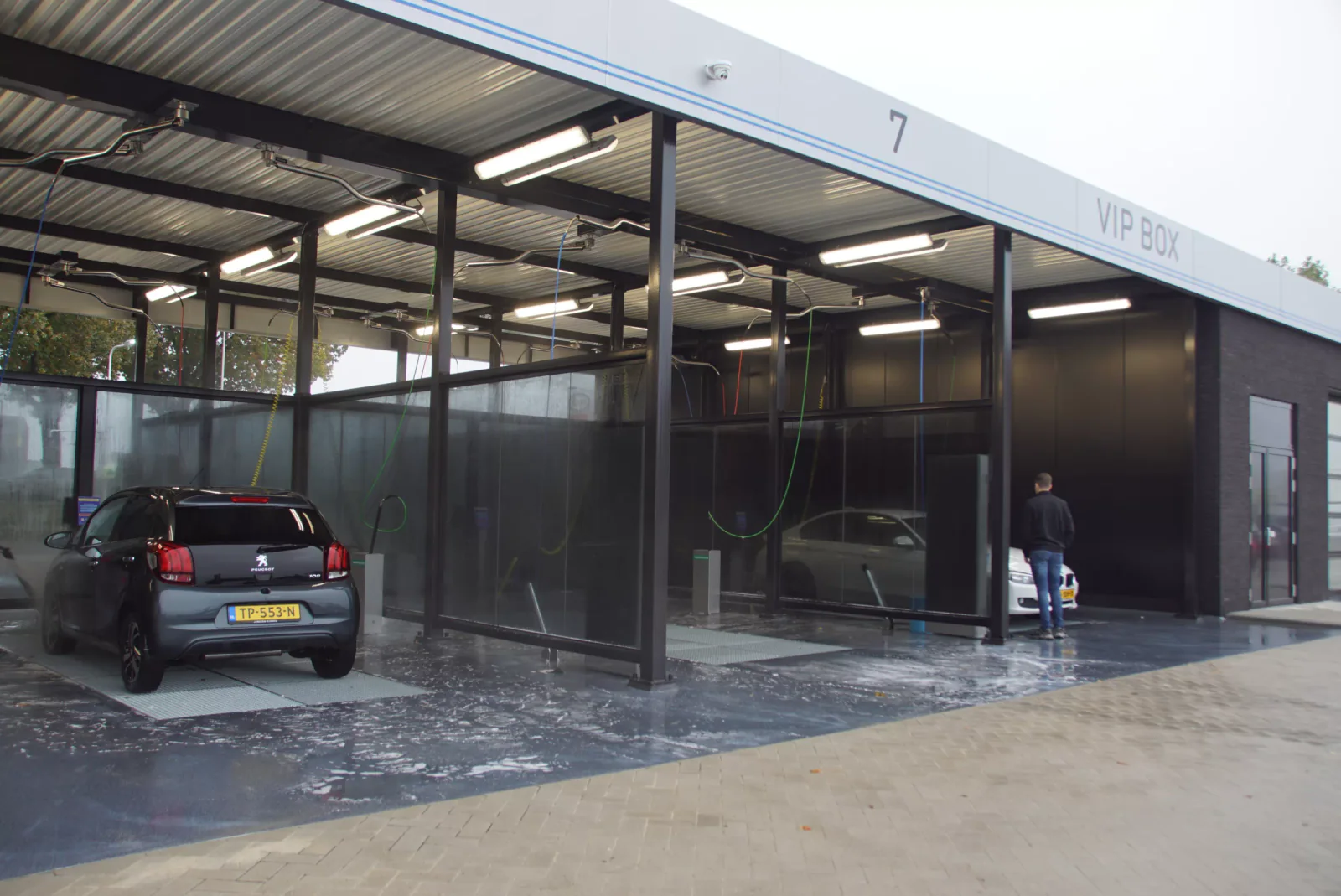 Zelfwasbox 7 en de VIP-box aan de achterzijde in Deurne – Esso Goossens Deurne Carwash, Deurne