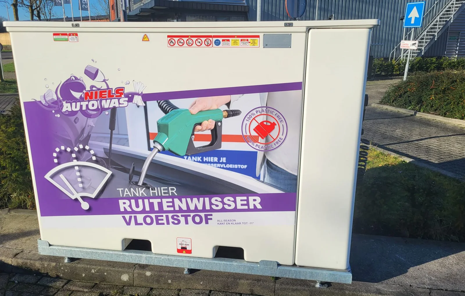 Ruitenwisservloeistofautomaat op het terrein – Niels Autowas Wasboxen Zwolle, Zwolle