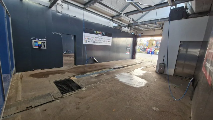 Binnenaanzicht van een zelfwasbox richting de buitenruimte – Mohanlal XL Wolvega, Wolvega