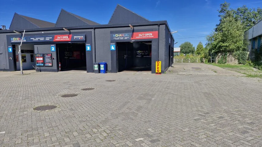Zonnig gevelbeeld van de zelfwaslocatie aan de Heerenveenseweg – Mohanlal XL Wolvega, Wolvega