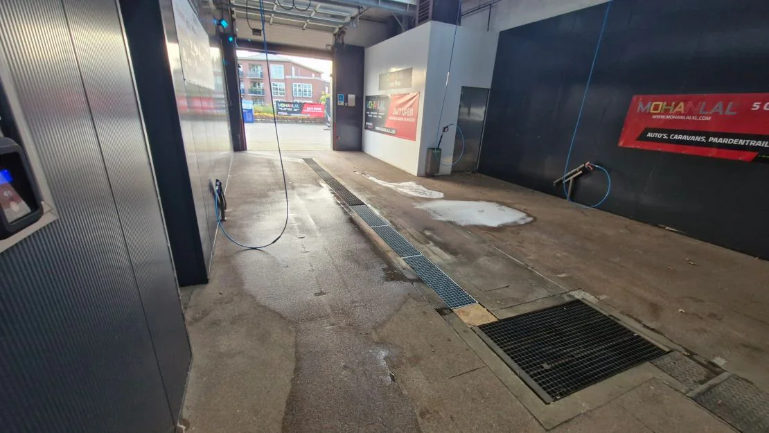 Lange inpandige zelfwasbox met hogedrukslangen en afvoergoot – Mohanlal XL Wolvega, Wolvega