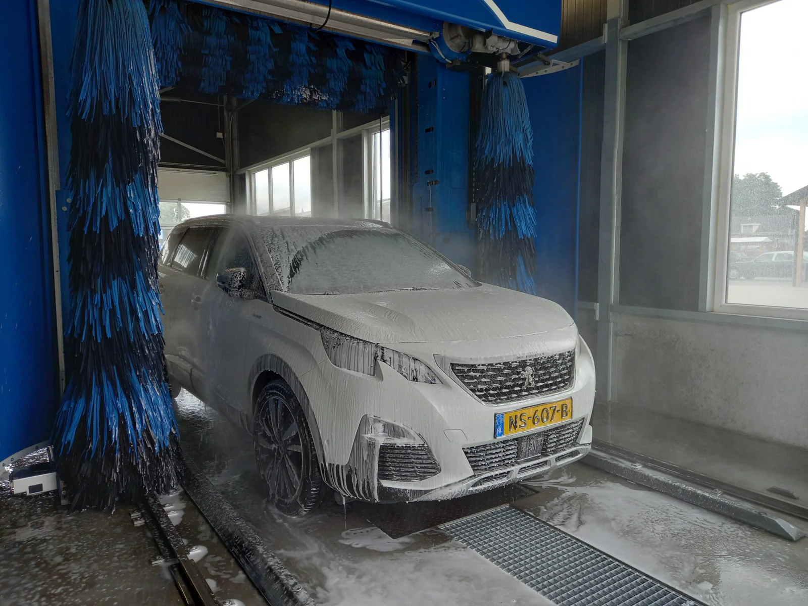 Auto onder de borstels van de rollover bij Carwash Derks, eigen beeld uit 2021