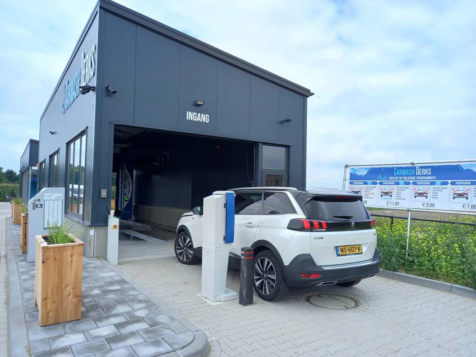 Ingang van de washal van Carwash Derks, eigen beeld uit 2021
