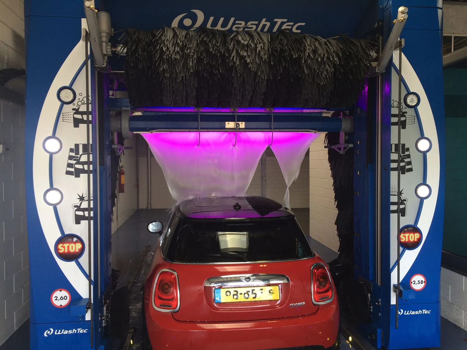 Wasportaal met paarse schuimverlichting in Odijk, archiefbeeld uit 2018 – Carwash De Klein Odijk, Odijk