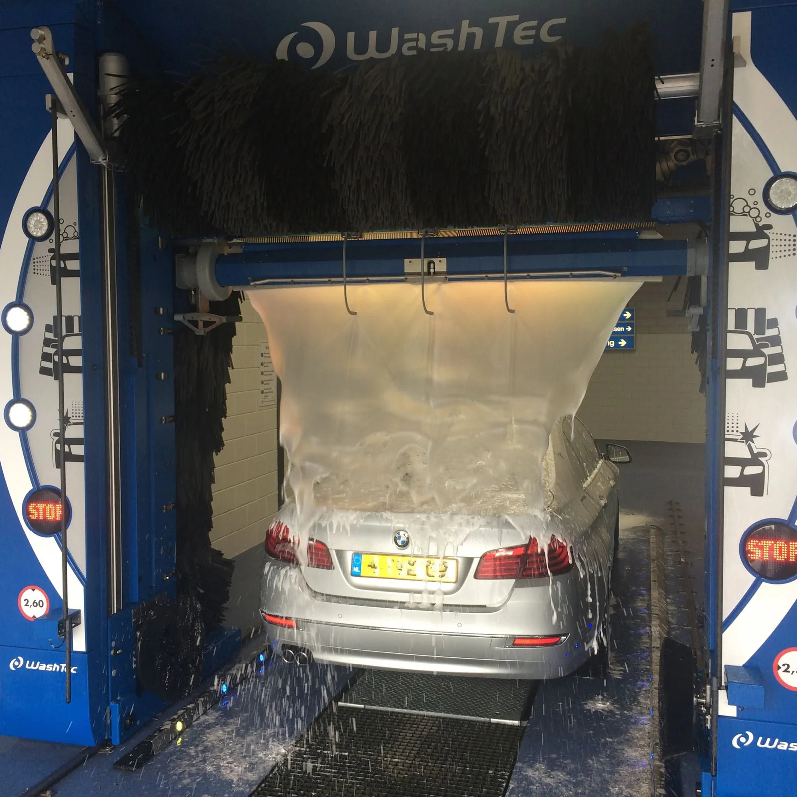 Schuimgordijn boven een auto in Odijk, archiefbeeld uit 2018 – Carwash De Klein Odijk, Odijk