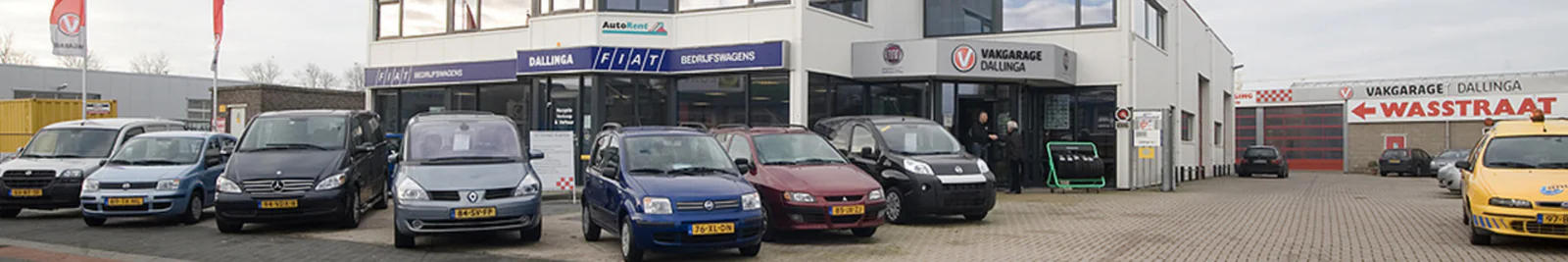 Garagegevel en zijgebouw met wasstraatbord bij Dallinga – De Wasstraat Dallinga, Farmsum