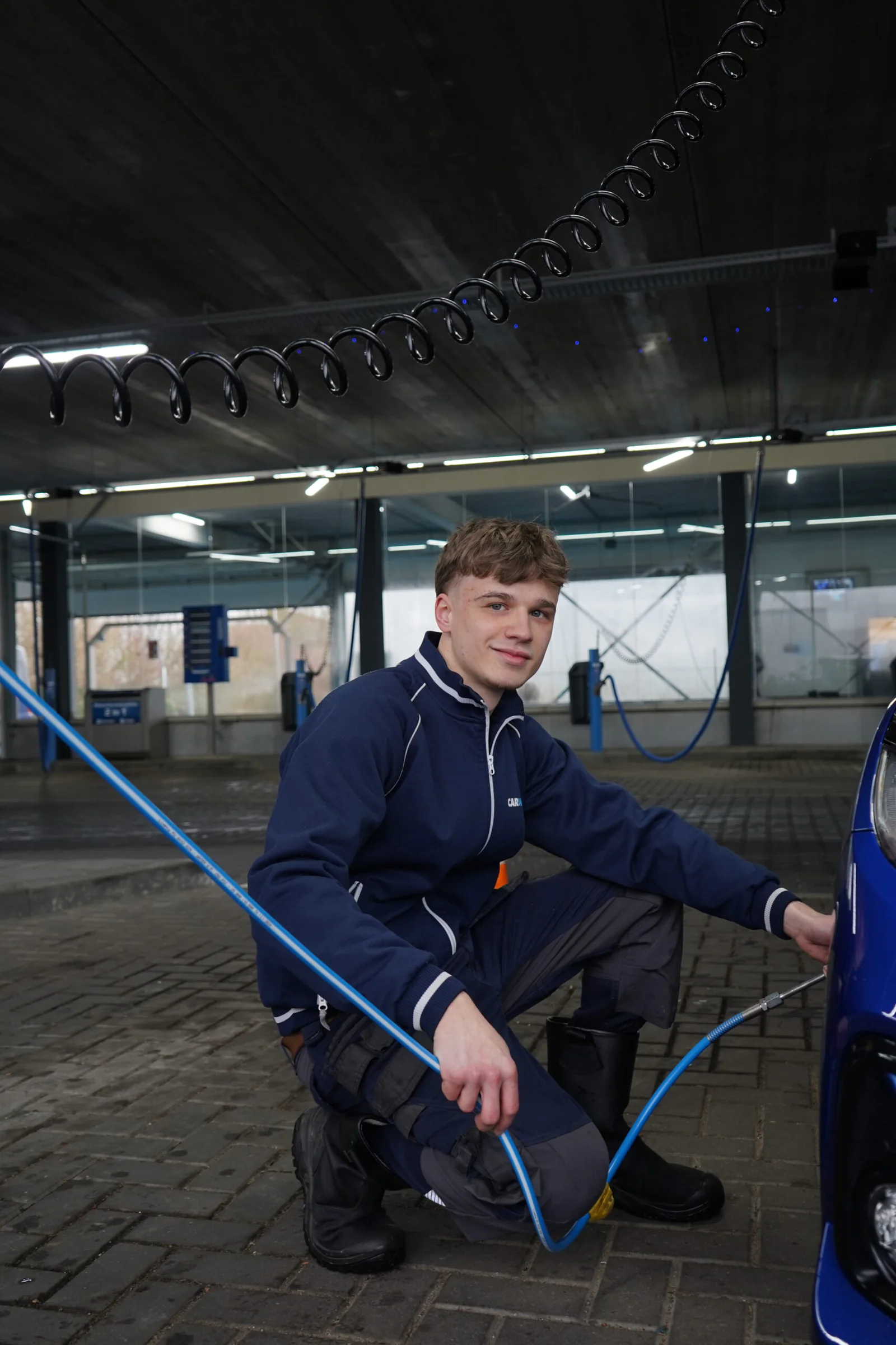 Bandenspanning bijwerken op het overdekte serviceplein – Carwash A2 Zaltbommel, Zaltbommel