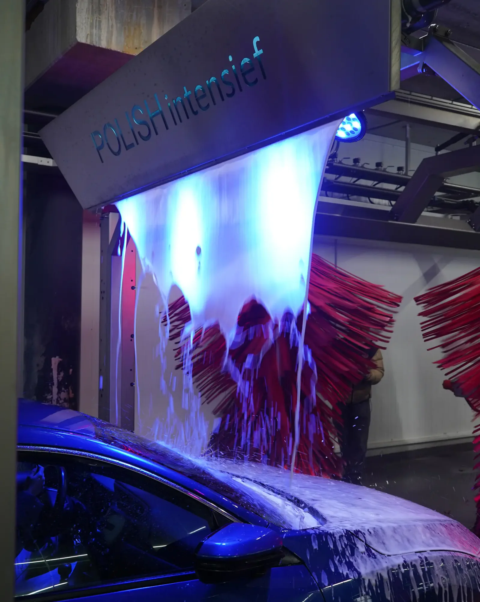 Auto tijdens de schuimbehandeling in de wastunnel – Carwash A2 Zaltbommel, Zaltbommel