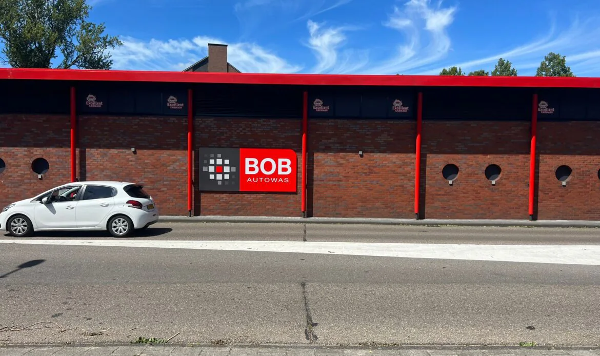Gevel met BOB-bord en oude Excellent-huisstijl in Osdorp, juli 2023 – Bob Autowas Amsterdam Osdorp, Amsterdam