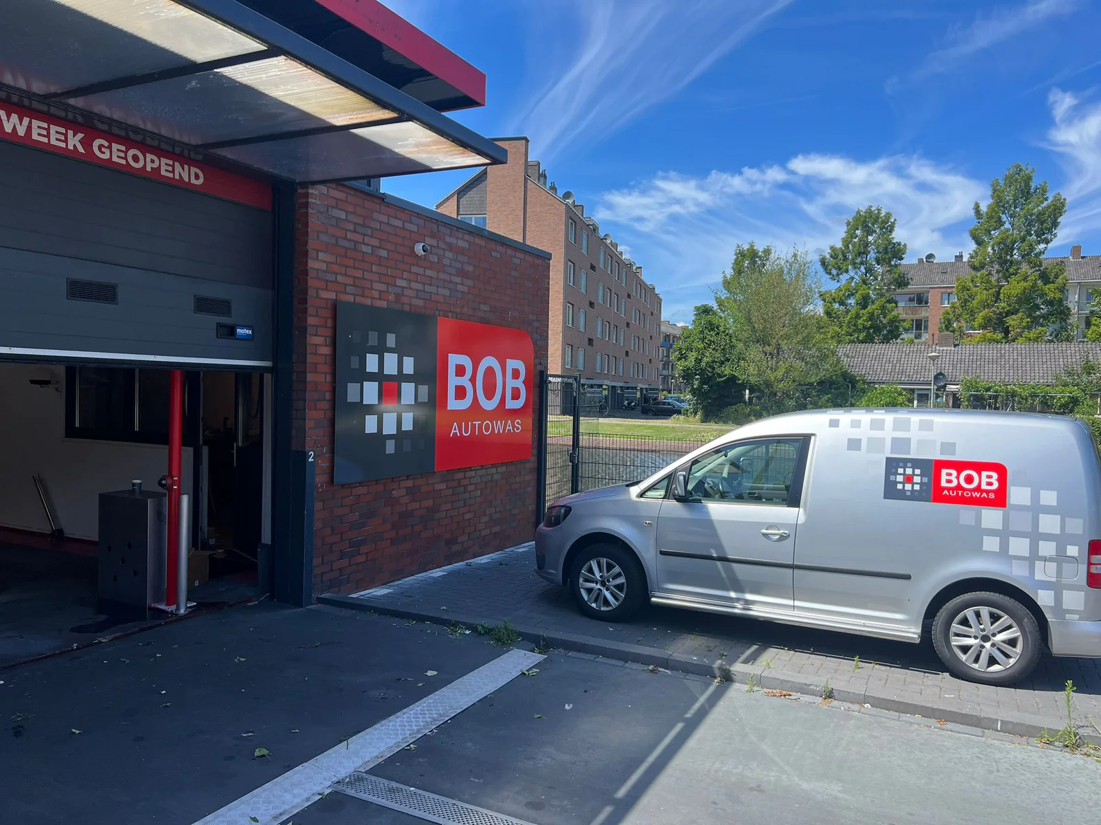 Ingang van de overgenomen wasstraat in Osdorp, juli 2023 – Bob Autowas Amsterdam Osdorp, Amsterdam