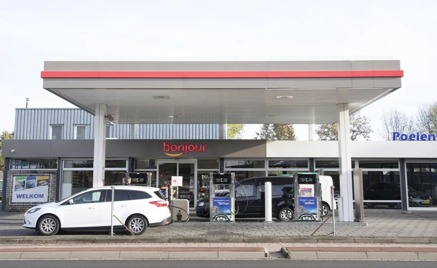 Voorzijde van het tankstation van Poelen Mook