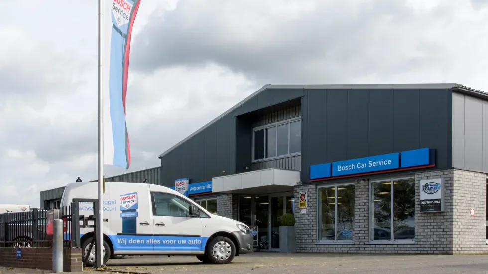 Bedrijfsgebouw van Bosch Car Service MEBO met de ingang en het voorplein – MEBO Carwash Roggel, Roggel
