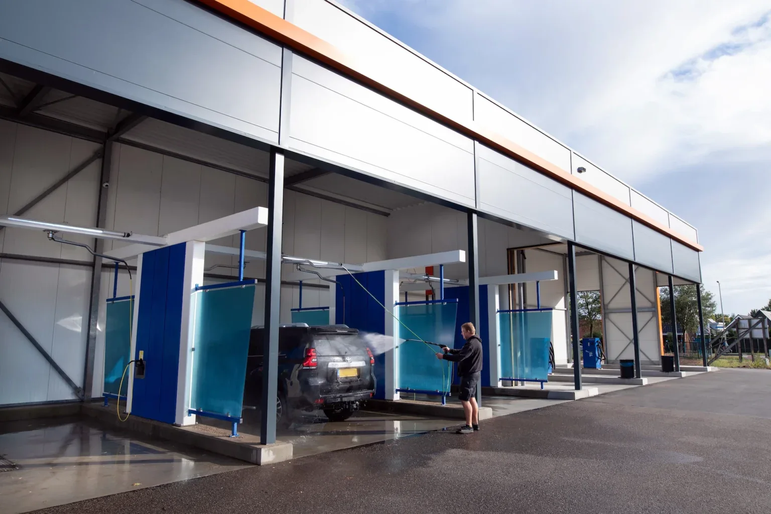 Wasboxen op het terrein van Carwash De Schans