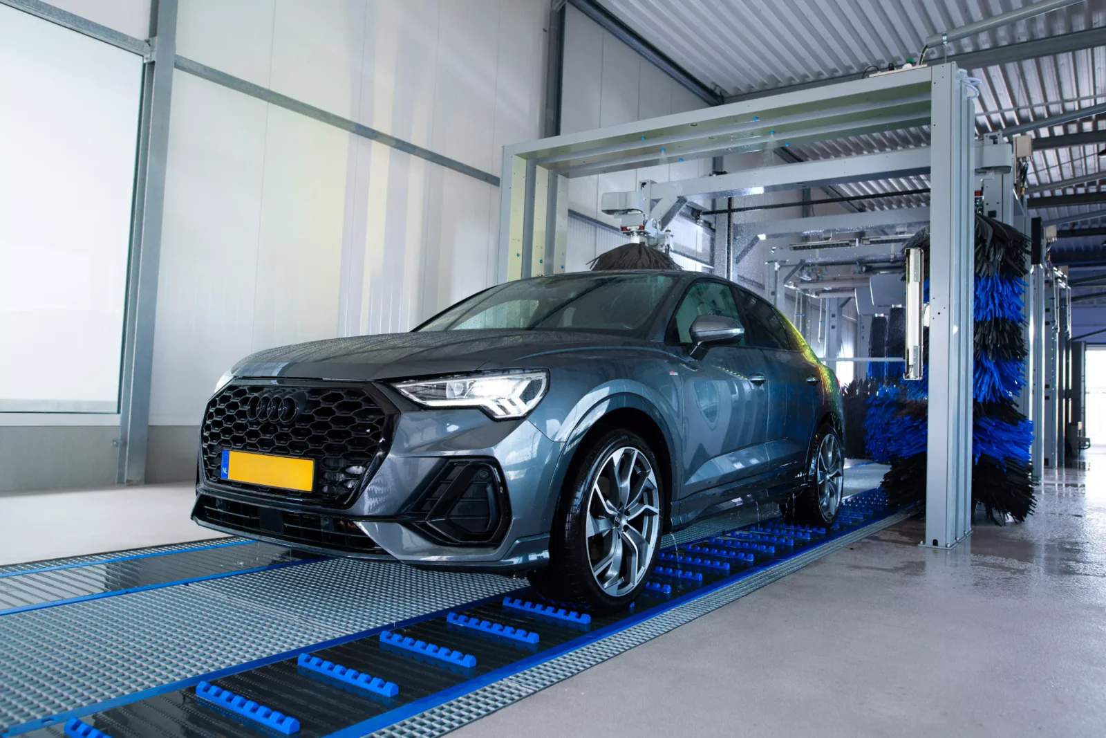 Auto op de dubbele transportband van Carwash De Schans