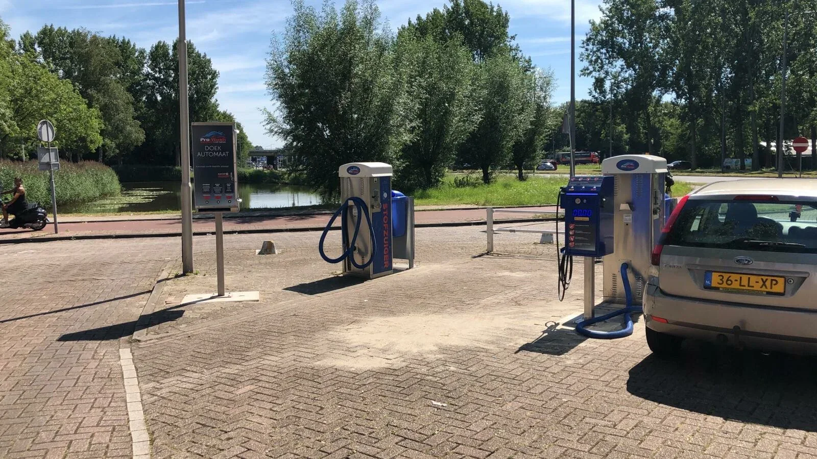 Stofzuigplekken op het terrein van Pro-Wash Ommoord