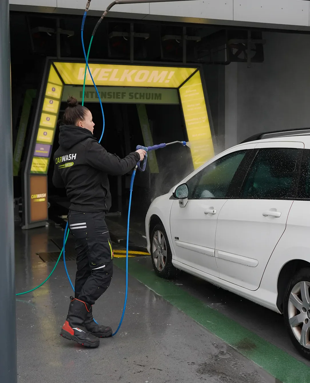 Auto wordt voorgewassen voor de wastunnel van Carwash Boxtel