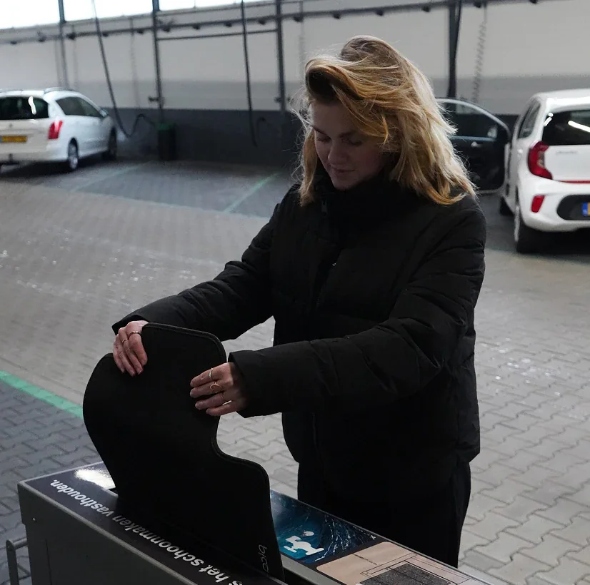 Gebruik van de mattenreiniger op het overdekte serviceplein – Carwash Boxtel, Boxtel