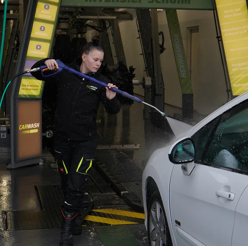 Handmatige voorwas met hogedruk bij de ingang van Carwash Boxtel