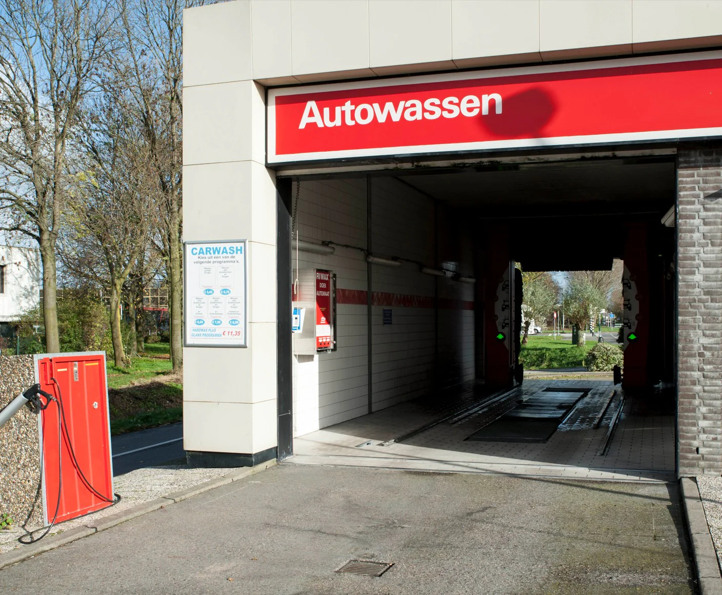 Portaalinstallatie in het wasgebouw aan de Burgemeester Smeetsweg – Huisman Carwash Zoeterwoude, Zoeterwoude