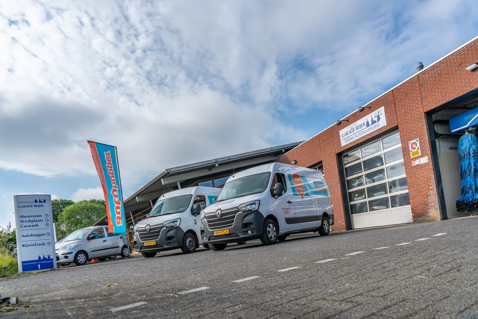 Voorzijde van Garage Beijer met de washal rechts – Autowasserette Beijer, Wijk bij Duurstede