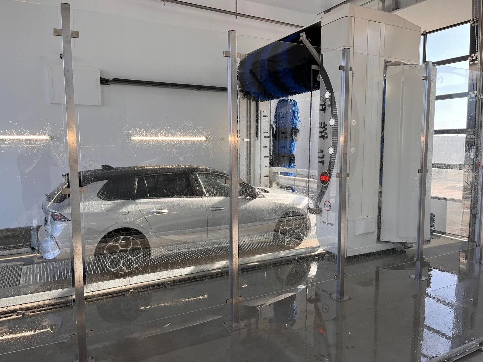 Auto in de automatische wasinstallatie op Urk – Van Staveren Carwash Urk, Urk