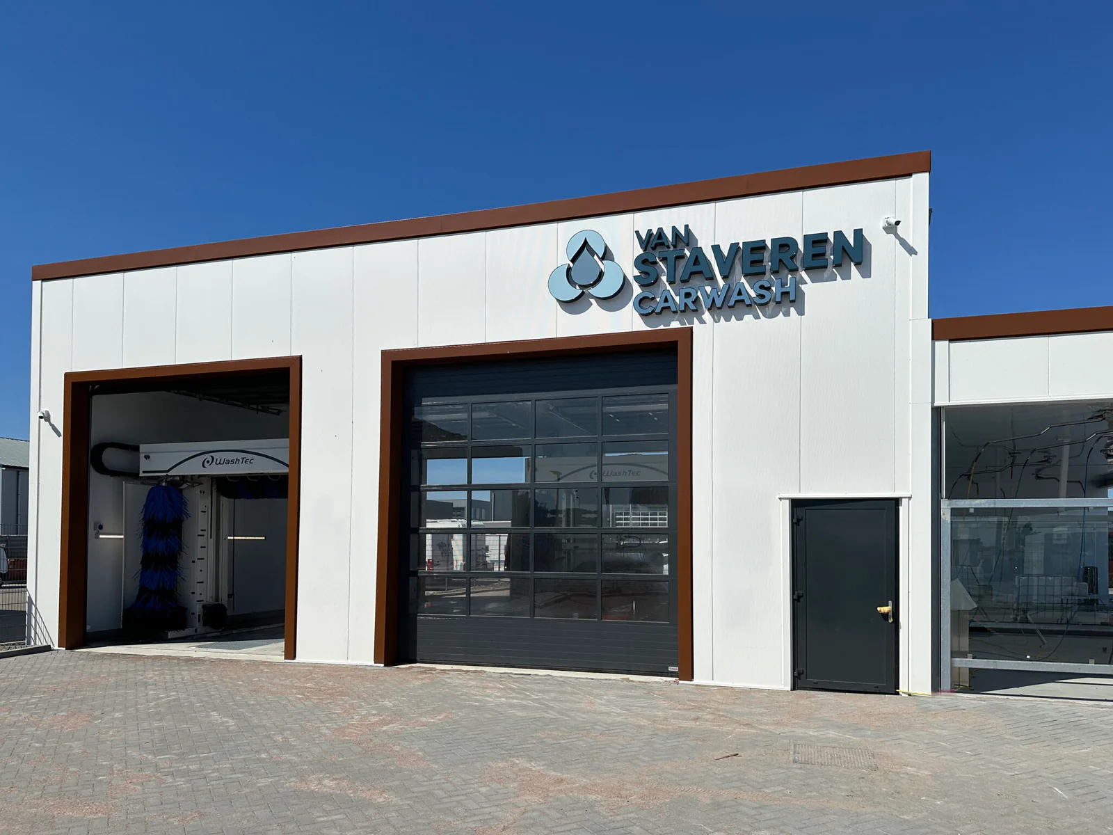 Van Staveren Carwash Urk, wasstraat en wasbox in Urk