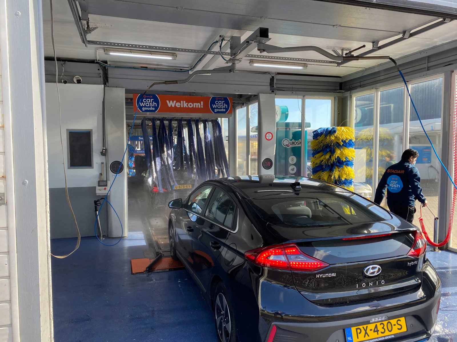 Handmatige voorwas bij de ingang van Carwash Gouda, opname uit het webarchief van2021