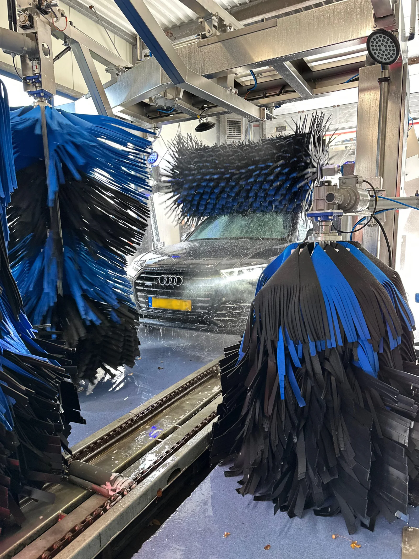 Borstels en installatie in de wasstraat van Carwash Eelde