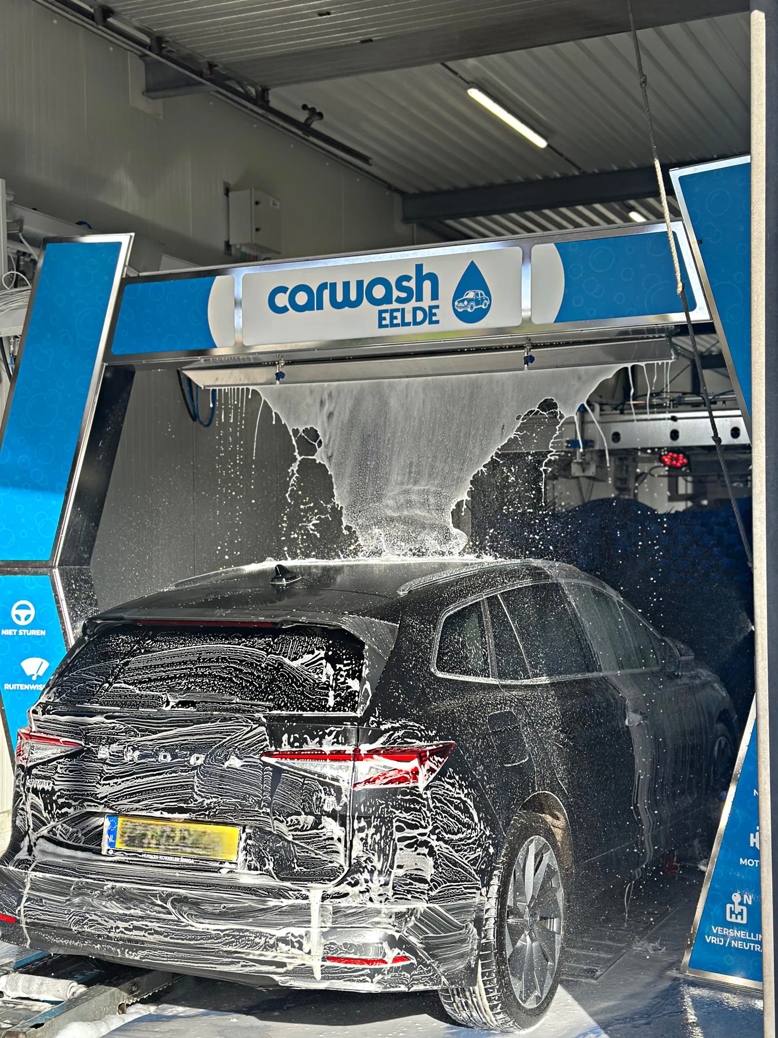 Auto onder de schuimboog van Carwash Eelde