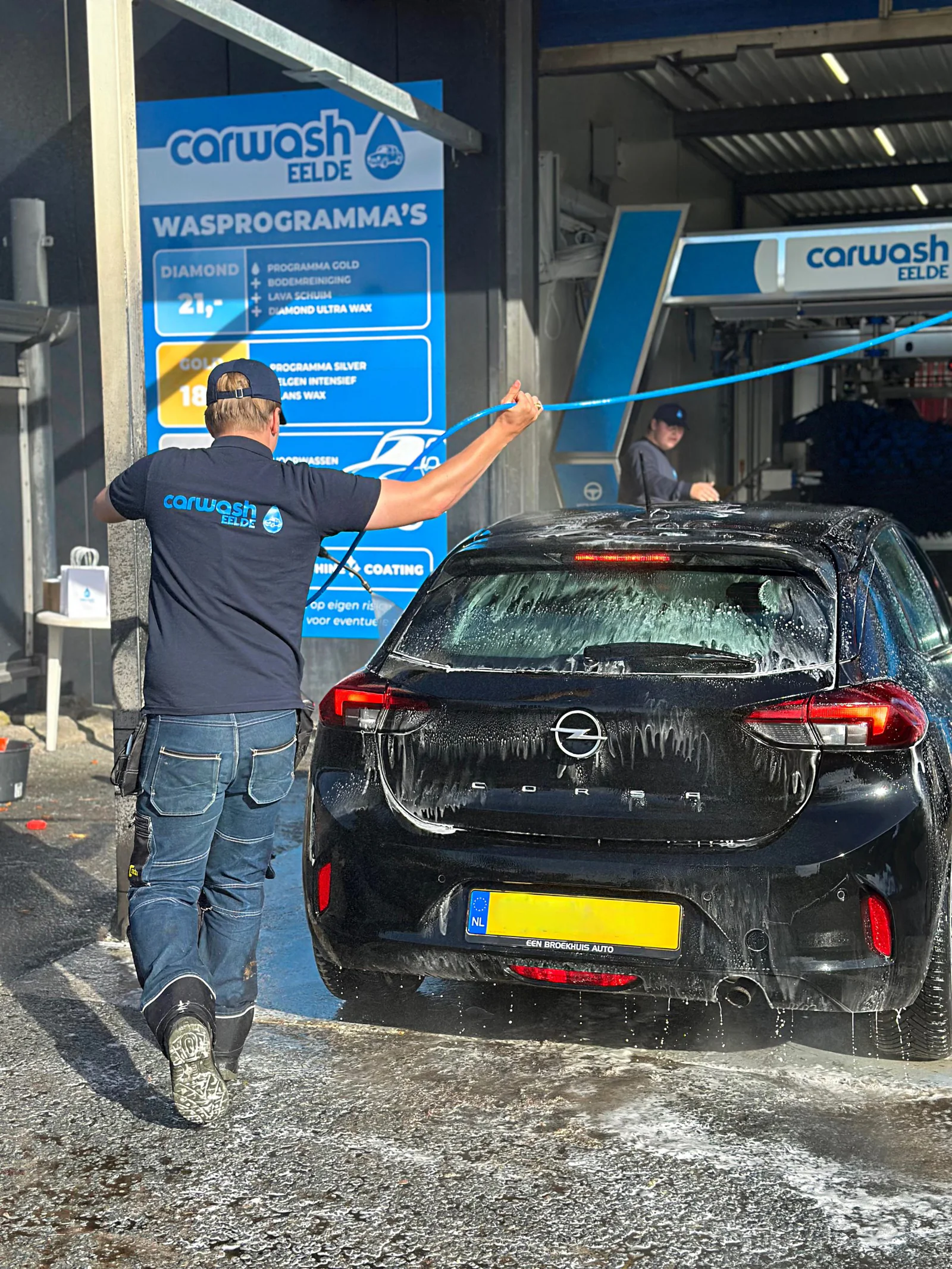 Medewerker bij de voorwas van Carwash Eelde