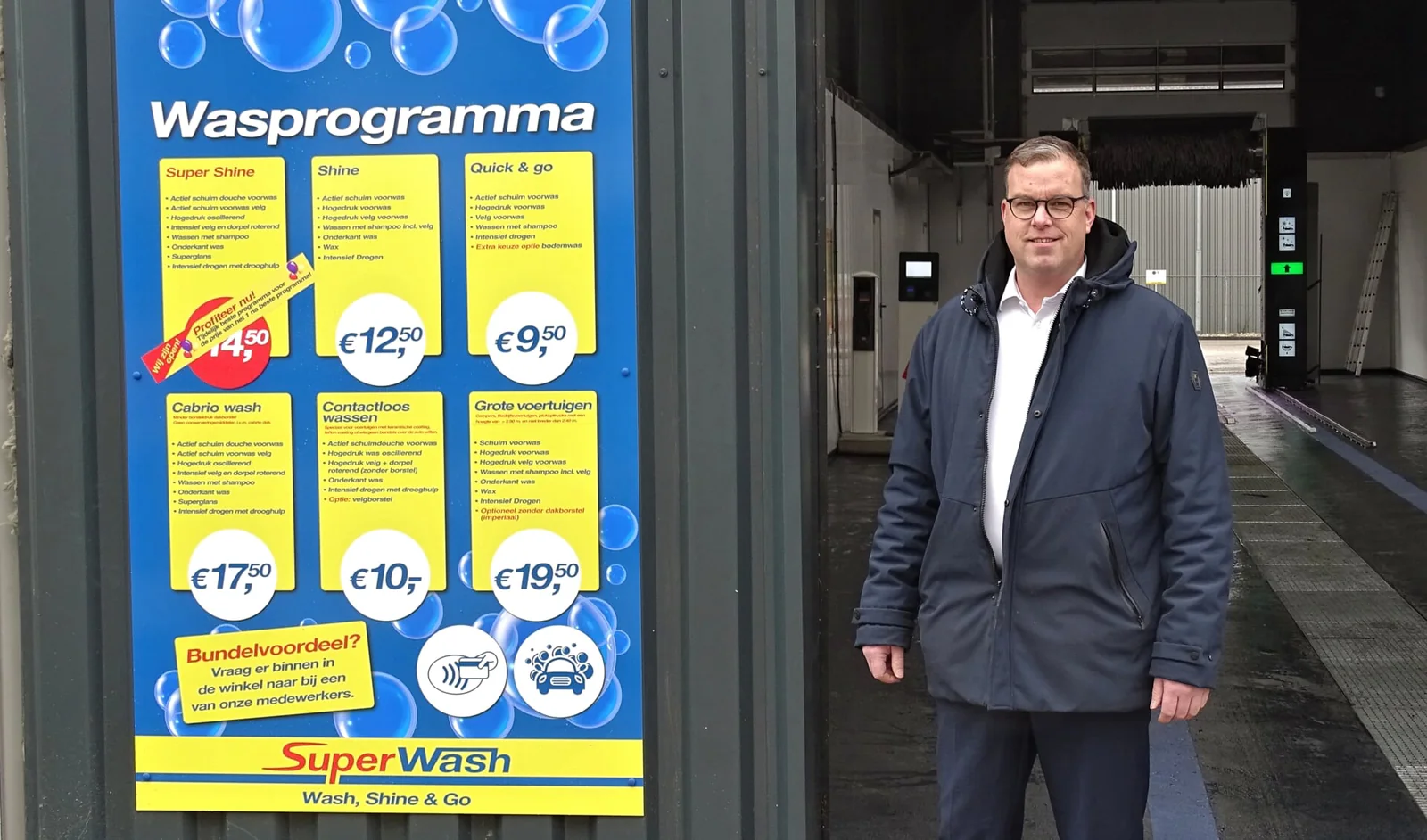 SuperWash Zeewolde bij de opening, met programmapaneel