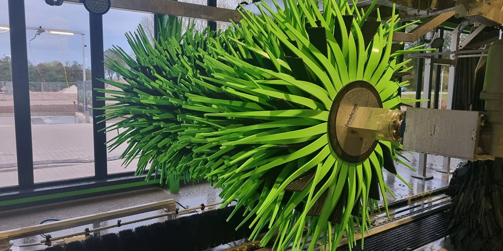 Groene borstels in de wasstraat – A7-Carwash, Kolham