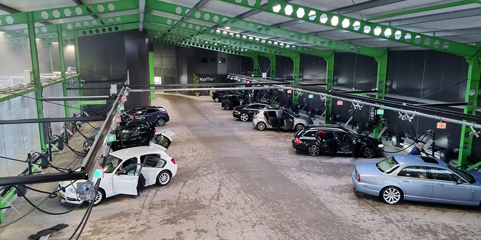 Overdekt stofzuigerplein – A7-Carwash, Kolham