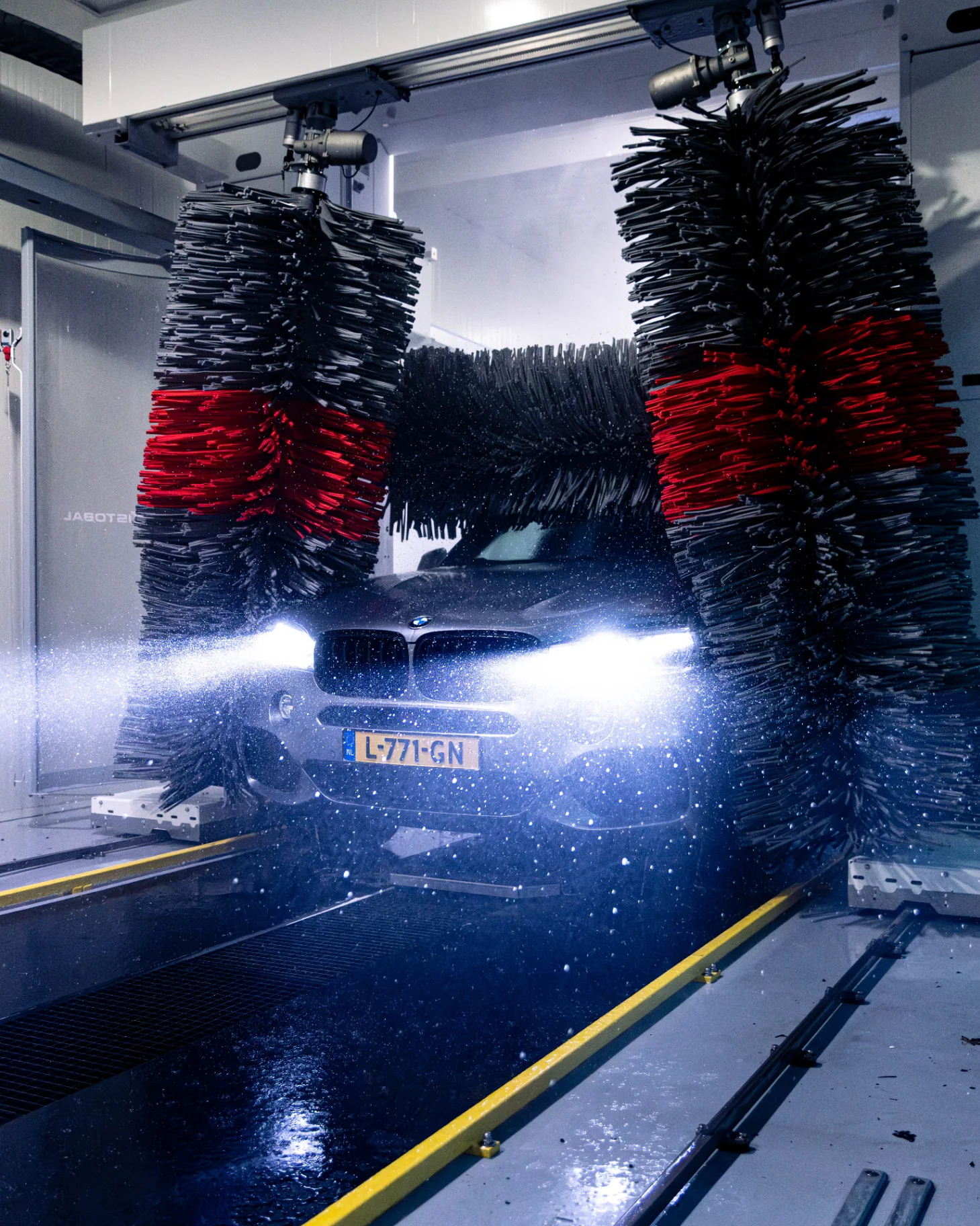 Auto tussen de borstels in de wasstraat van Carwash Factory – Carwash Factory Roosendaal, Roosendaal