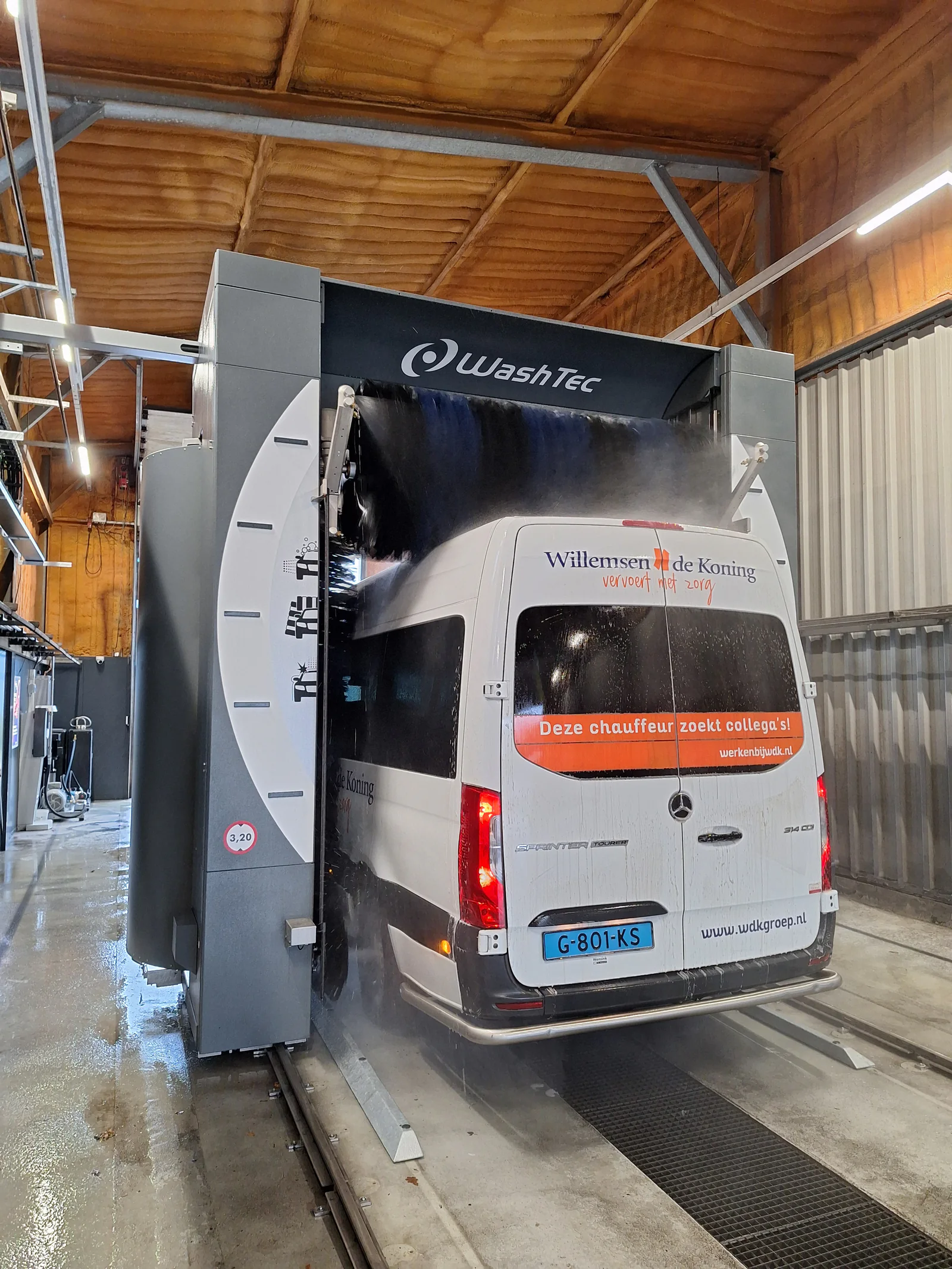 Bestelbus in de WashTec-rollover – Waspark Middel, Stadskanaal